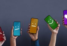 Fem hænder rakte op med smartphones, hvis skærme viser forskellige smileys på forskellige farvede baggrunde