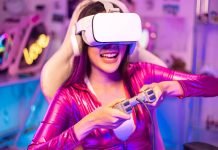 De 11 bedste rabatsider til at købe videospil billigt Gamerpige med virtual reality-briller på og et joystick i hænderne