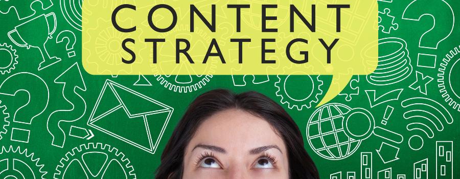 Pigen kigger op på skiltet med "content strategy"