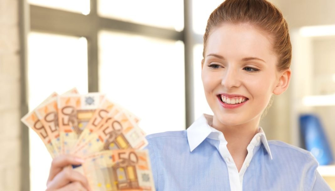 girl-euro Pigen holder 50 euro-sedler med en vifte.