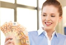 Sådan starter du en sidebeskæftigelse hjemmefra: En guide til begyndere Pigen holder 50 euro-sedler med en vifte.