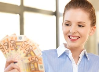 Pigen holder 50 euro-sedler med en vifte.