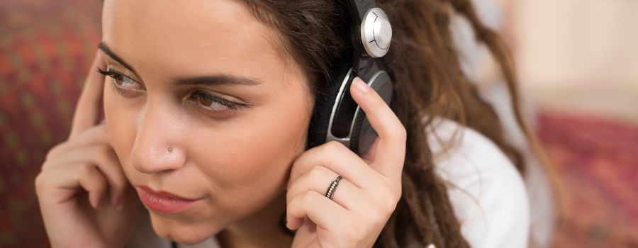 Pigen sidder med hovedtelefoner på