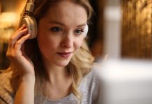 En pige med hovedtelefoner sidder foran en skærm