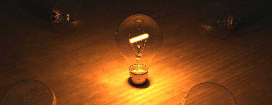 Sådan starter du en sidebeskæftigelse hjemmefra: En guide til begyndere 2 Glødelampe på et træbord