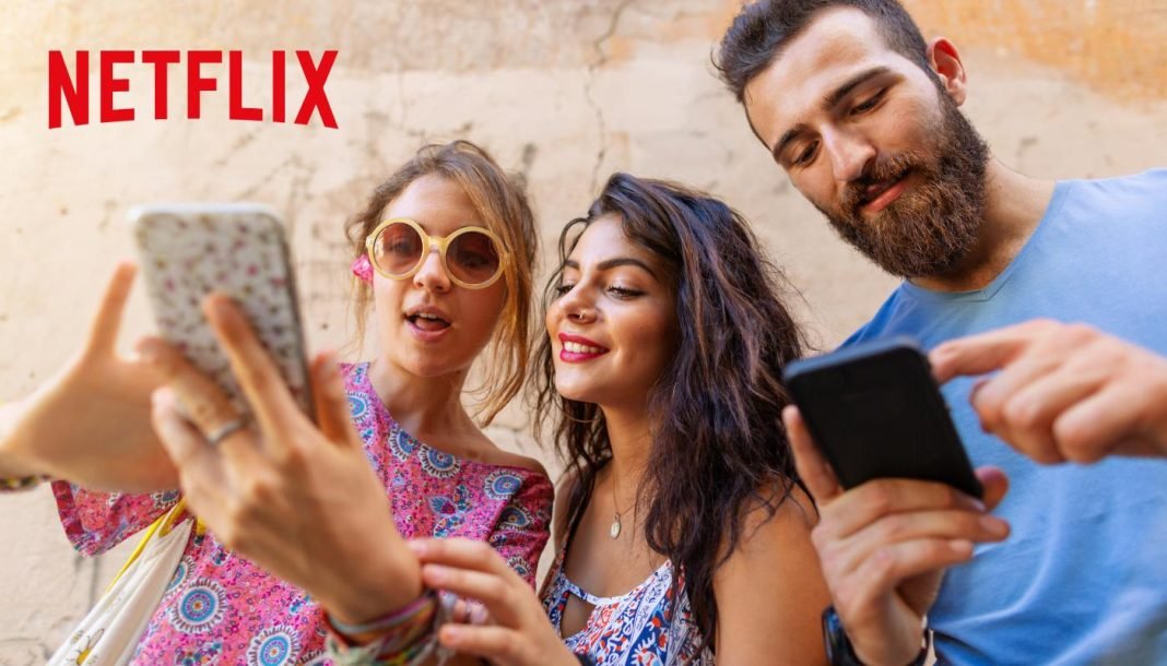 To piger og en fyr kigger på smartphones