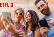 De bedste mobilspil, der følger gratis med din Netflix-konto To piger og en fyr kigger på smartphones
