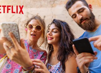 De bedste mobilspil, der følger gratis med din Netflix-konto To piger og en fyr kigger på smartphones
