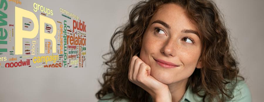 Pigen ser sidelæns på de virtuelle bogstaver PR