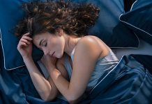 En pige sover i sin seng