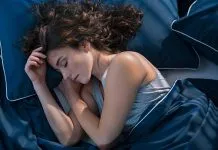 En pige sover i sin seng