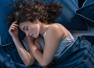 3 grunde til, at det er en dårlig idé at sove ved siden af sin telefon En pige sover i sin seng