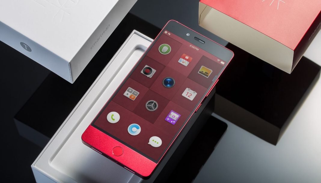 android-apk Den tændte Android-smartphone ligger på kassen