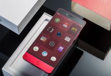 Den tændte Android-smartphone ligger på kassen