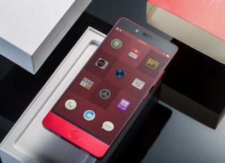 Den tændte Android-smartphone ligger på kassen