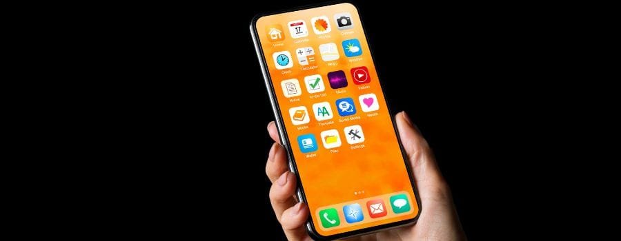 Android-smartphone med tændt skærm i hånden