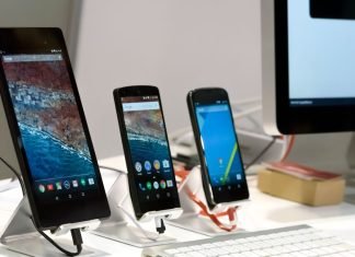 Tre Android-telefoner står på stativer