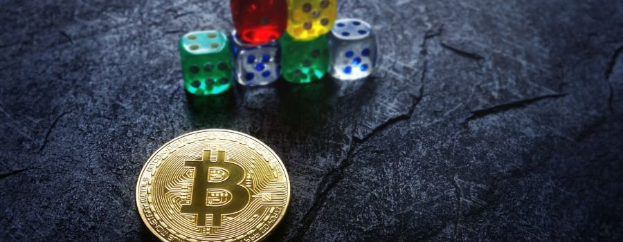Spilletern og en bitcoin-mønt på bordet
