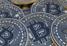 Bitcoin-mønter ligger fladt