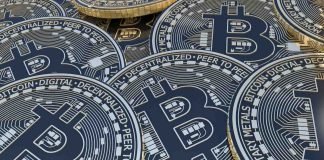 Bitcoin-mønter ligger fladt