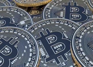 Bitcoin-mønter ligger fladt