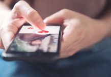 6 typiske Tinder-fejl, du bør undgå En pige holder en smartphone med en dating-app åben.