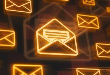 En collage af flyvende, neonbelyste kuverter