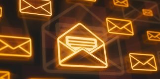 En collage af flyvende, neonbelyste kuverter