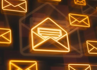 En collage af flyvende, neonbelyste kuverter