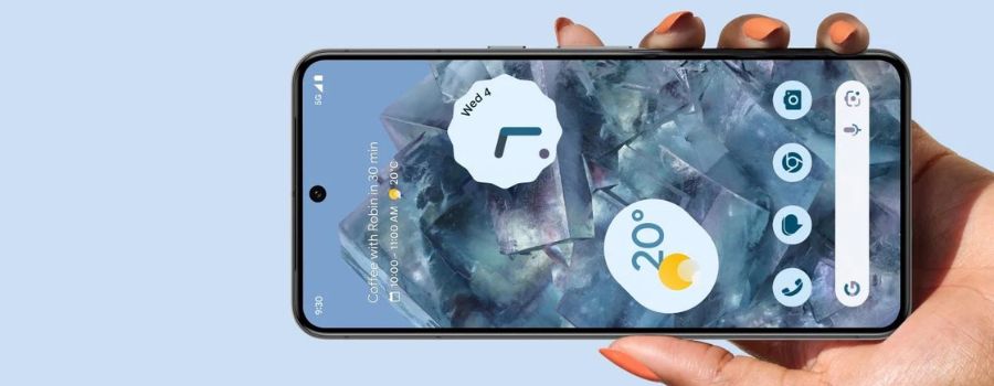 Samsung Galaxy vs. Google Pixel: Hvilket er det bedste Android-telefonmærke? 2 En tændt Google Pixel i en kvindes hånd