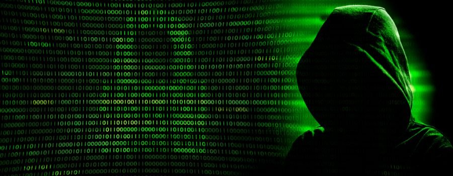 Hackerens silhuet på en mørkegrøn, digital baggrund