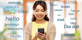 En pige af asiatisk udseende med en mobiltelefon