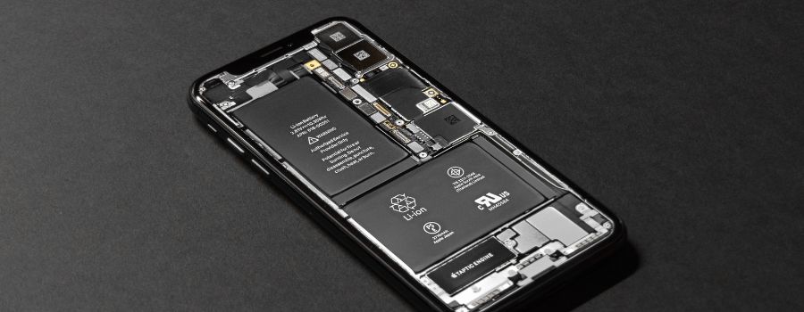 Samsung Galaxy vs. Google Pixel: Hvilket er det bedste Android-telefonmærke? 3 En smartphone med åbent bagsiden ligger på bordet