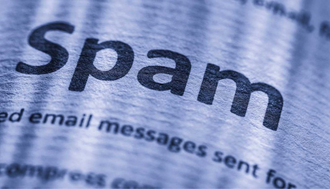 Forstørret "spam"-tekst på et stykke papir