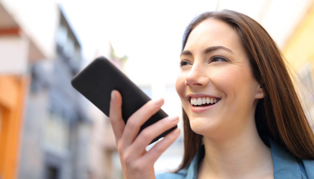 voice-changing Pigen taler i telefon på medhør