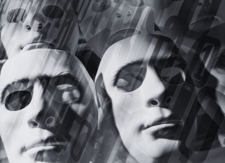 Abstrakt koncept for kunstig intelligens, triste robothoveder og binær computerkode