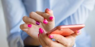 En smartphone i en kvindes hænder