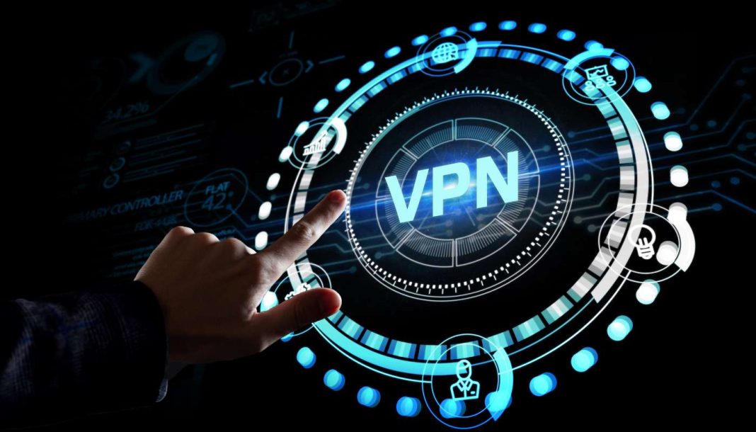 pay-free-vpn En menneskelig pegefinger på en improviseret lysende knap mærket VPN