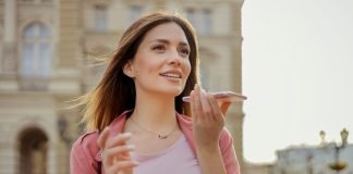 Pigen taler i telefon på medhør