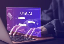 Kvinde bruger en bærbar computer og chatter med en kunstig intelligens. På computerskærmen er der åbnet et interface til programmet “Chat AI” med en lilla baggrund.
