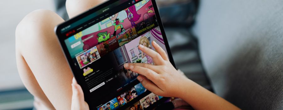 Barnet ser Netflix på en tablet