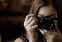 En pige med et Sony-kamera kigger i søgeren