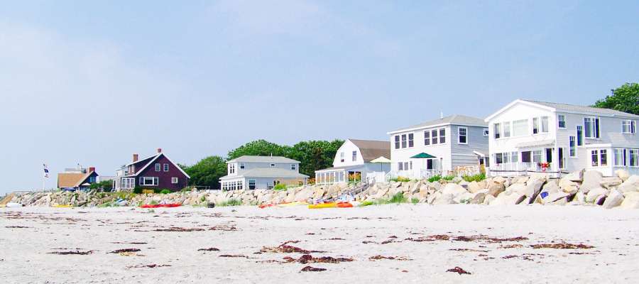 Huse på en smuk, hvid strand