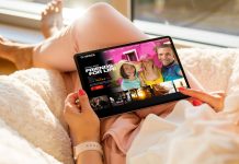 Sådan ser du Pluto TV fra hvor som helst i verden Pigen sidder med en tablet