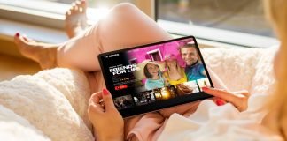 Pigen sidder med en tablet