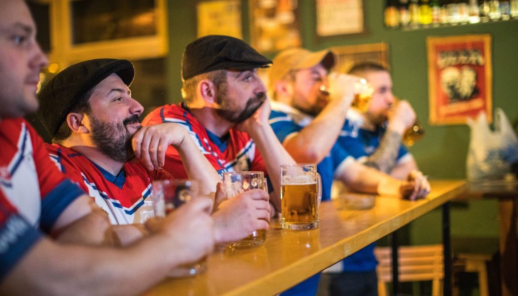 watching-live-sport Koncentrerede mænd ser live sportskamp i baren