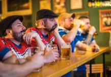 Sådan ser du sport, der ikke vises i dit land Koncentrerede mænd ser live sportskamp i baren