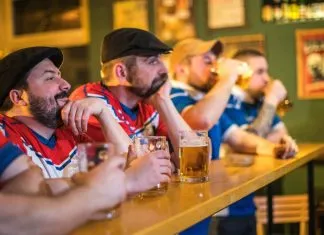 Sådan ser du sport, der ikke vises i dit land Koncentrerede mænd ser live sportskamp i baren