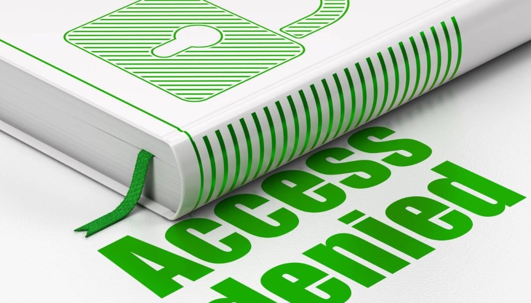 En hvid bog med et grønt bogmærke, en tegnet lås og "Adgang nægtet" skrevet i midten af billedet.