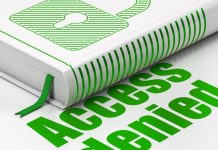 Alt hvad du behøver at vide om geoblokering En hvid bog med et grønt bogmærke, en tegnet lås og "Adgang nægtet" skrevet i midten af billedet.